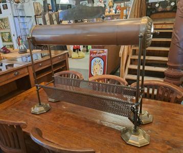 Koperen lectuurbak staand met verlichting voor de stamtafel beschikbaar voor biedingen