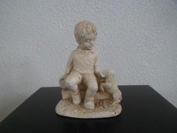 Vintage beeldje jongen met hond 12,5 hoog aardewerk NR merk beschikbaar voor biedingen