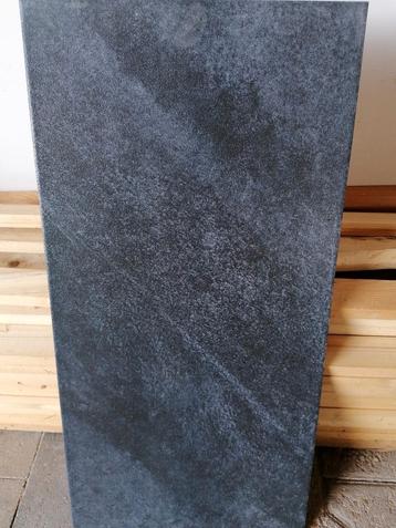 1 pak vloertegels antraciet, 30x60, 1,6 mtr beschikbaar voor biedingen