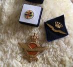 KLu embleem voor pet en schuitje, pin 100 jaar ISK, Ophalen of Verzenden, Luchtmacht, Nederland, Embleem of Badge