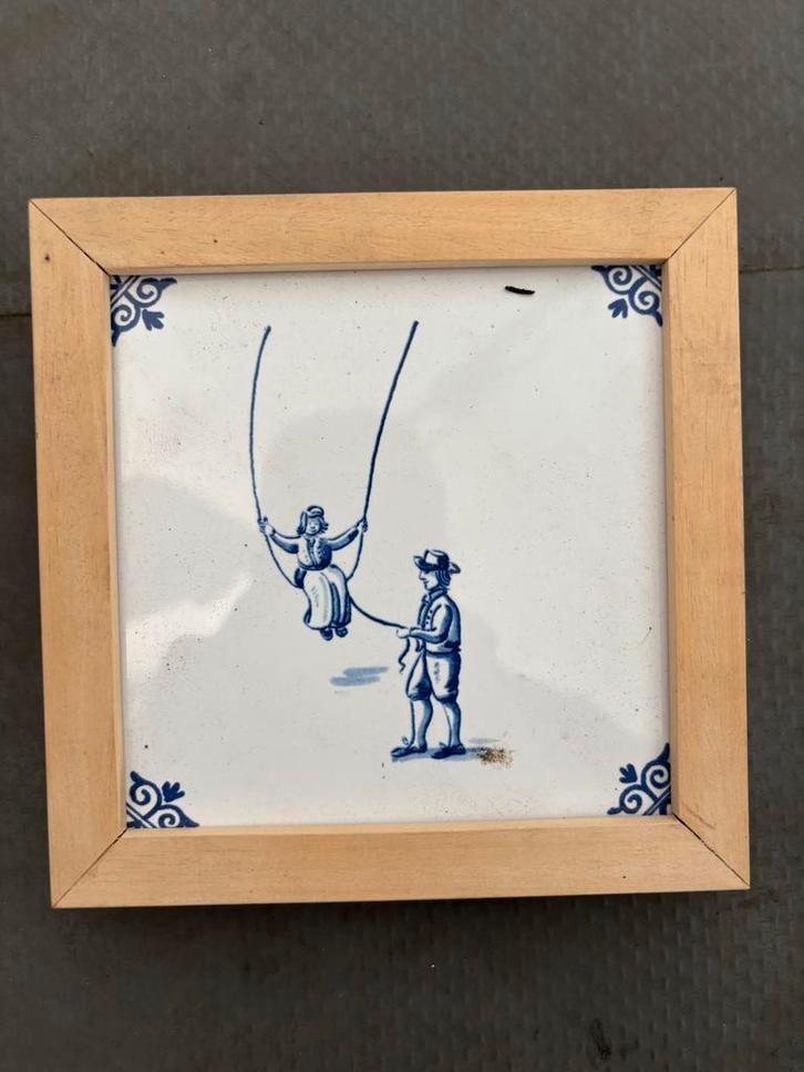 Delfts Blauw Tegeltje in Lijst - Schommel Tafereel, Antiek en Kunst, Antiek | Wandborden en Tegels, Ophalen