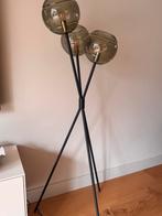 Mika Staande Lamp - Groene Bollen, Grijs & Messing, Huis en Inrichting, Lampen | Vloerlampen, Ophalen, Zo goed als nieuw, Glas