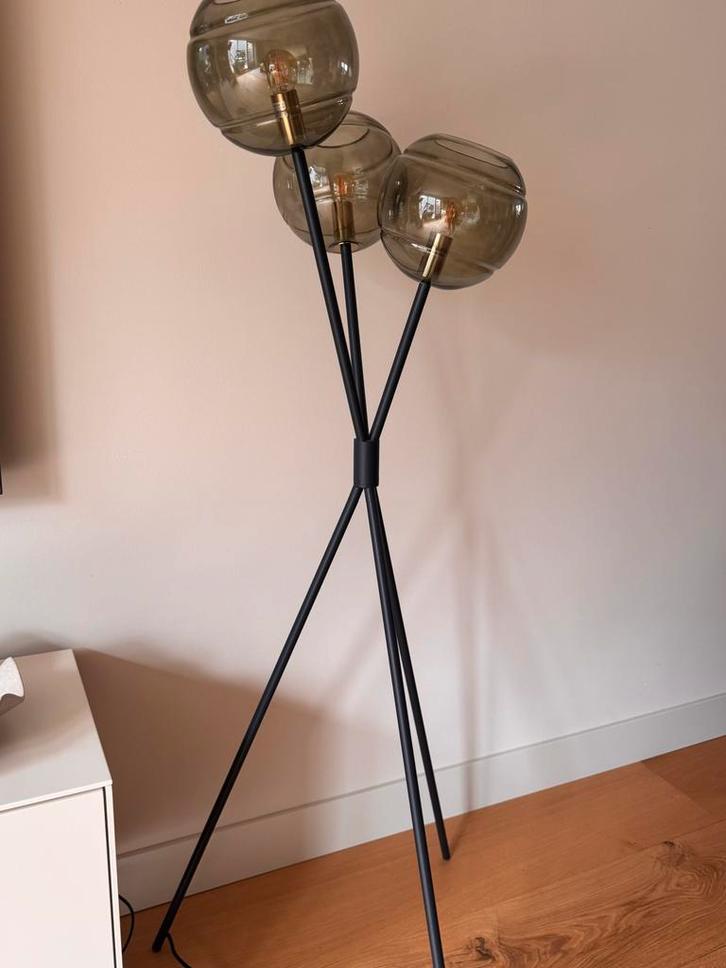 Mika Staande Lamp - Groene Bollen, Grijs & Messing, Huis en Inrichting, Lampen | Vloerlampen, Zo goed als nieuw, 150 tot 200 cm