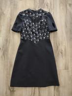 Prachtige, nette zwarte jurk met zilveren details, maat M., Kleding | Dames, Maat 38/40 (M), Ophalen of Verzenden, Onb, Boven de knie