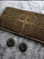 Stone Island badge logo khaki patch incl knopen NIEUW, Verzamelen, Speldjes, Pins en Buttons, Ophalen of Verzenden, Nieuw