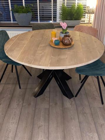 Tafel rond steigerhout met metalen poot beschikbaar voor biedingen
