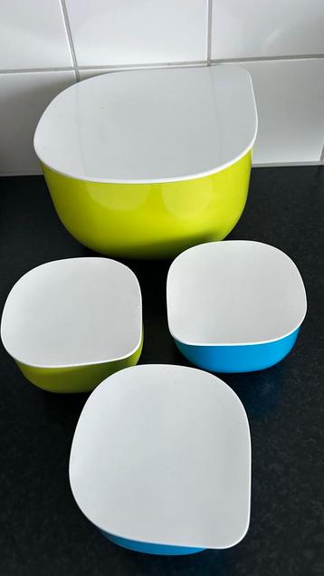 Set van 4 kleurrijke serveerkommen met deksel beschikbaar voor biedingen