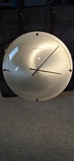 Wandklok modern zilver en glas, Huis en Inrichting, Woonaccessoires | Klokken, Ophalen, Gebruikt, Analoog, Wandklok