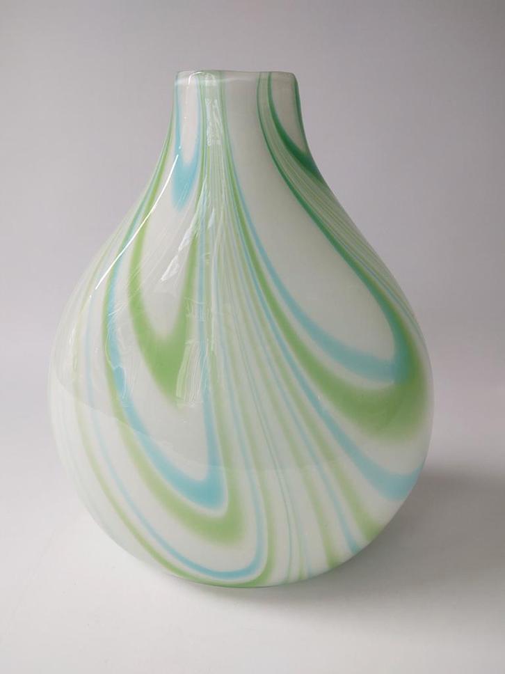Mondgeblazen design vaas met blauw en groene zebra strepen, Huis en Inrichting, Woonaccessoires | Vazen, Gebruikt, Wit, Minder dan 50 cm