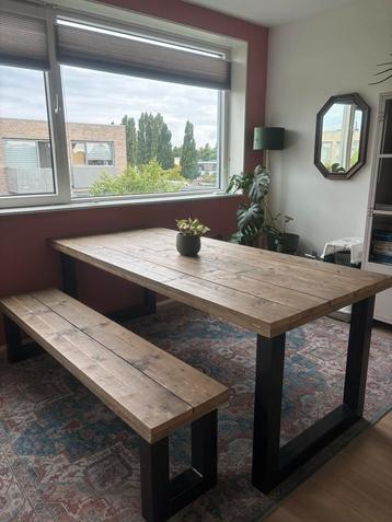 Houten eettafel beschikbaar voor biedingen