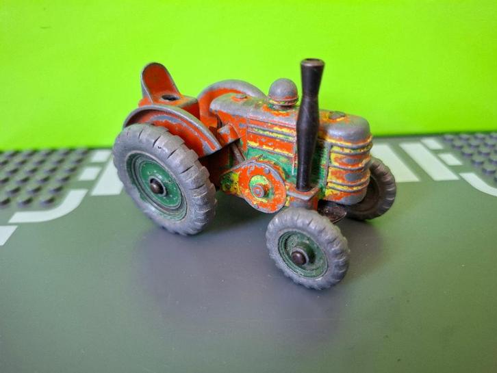 Dinky Toys 301 - Field Marshall Tractor [oranje] 1/43, Hobby en Vrije tijd, Modelauto's | 1:43, Gebruikt, Tractor of Landbouw