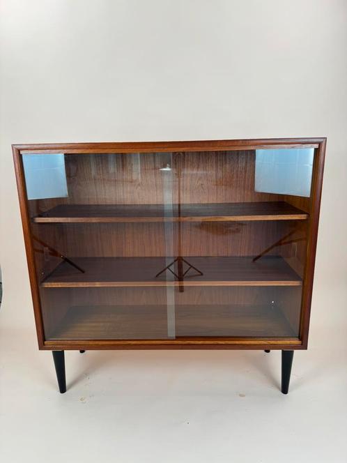 Mid-Century Teak Display Cabinet – Sleek Glass Sliding Doors, Huis en Inrichting, Kasten | Vitrinekasten, Gebruikt, 25 tot 50 cm