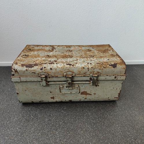 Grote vintage metalen kist koffer reiskoffer reiskist, Verzamelen, Retro, Ophalen of Verzenden