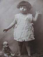 Antieke Kaart uit 1924 - Meisje in Witte Schort / Pop, Gelopen, Kinderen, 1920 tot 1940, Verzenden