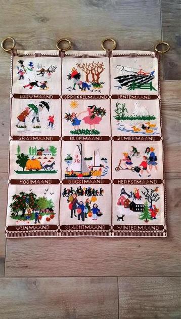 €20,00 BENAMINGEN MAANDEN VAN HET JAAR 60 x 45 cm MERKLAP beschikbaar voor biedingen
