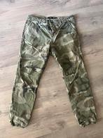 Pull & Bear camouflagebroek igs zit mooi 1 steekje mt 42, Kleding | Dames, Broeken en Pantalons, Maat 42/44 (L), Ophalen of Verzenden
