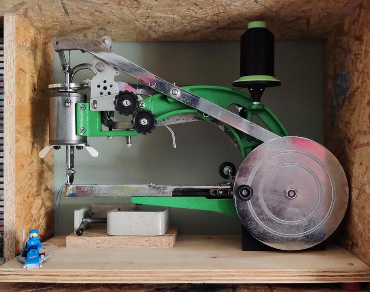 Vrije arm schoenmaker leernaaimachine met 3D upgrade, Hobby en Vrije tijd, Naaimachines en Toebehoren, Lockmachine, Overige merken