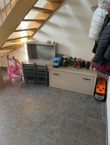 Kinder bureau met krijtbord en opberg lade beschikbaar voor biedingen