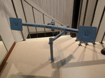 Metalen beugel voor 2 beeldschermen – stevig en verstelbaar beschikbaar voor biedingen