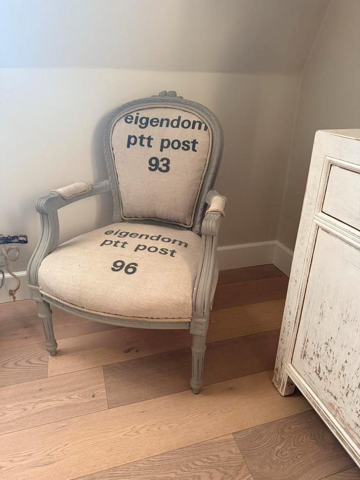 Vintage stoel met PTT Post print, Huis en Inrichting, Fauteuils, Gebruikt, Hout, Minder dan 50 cm, Minder dan 75 cm, Ophalen of Verzenden