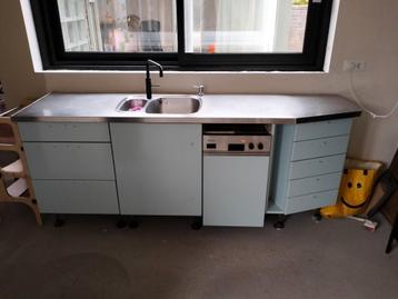 Keukenblok met Miele vaatwasser & aluminium blad beschikbaar voor biedingen