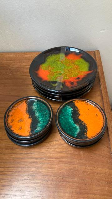 Keramiek retro onderzetters met 4 gebaksbordjes beschikbaar voor biedingen