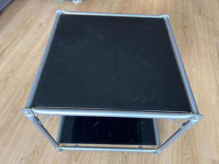 Small table - Metal frame and glass surface., Huis en Inrichting, Tafels | Sidetables, Gebruikt, 50 tot 75 cm, 50 tot 100 cm, Rond