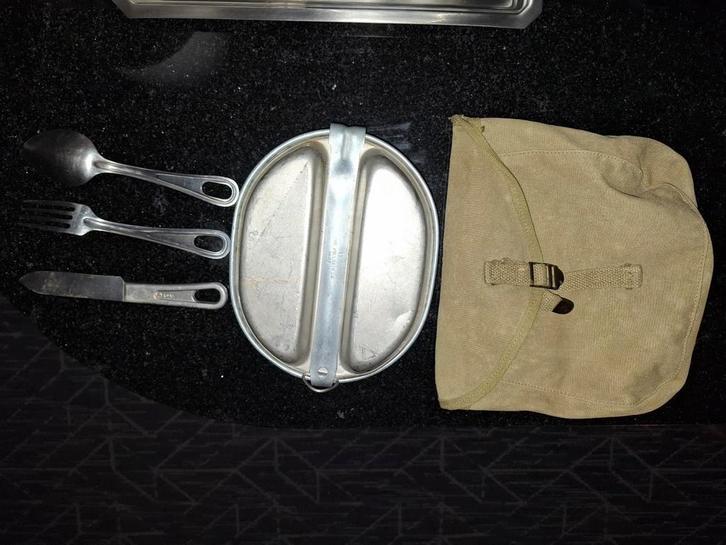 US ww2 mess kit pouch inclusief bestek en mess tin uit de tw, Verzamelen, Militaria | Tweede Wereldoorlog, Ophalen of Verzenden