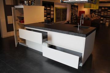 Showroom keuken BEDA Regina greeploos Liscio hout gefineerd  beschikbaar voor biedingen