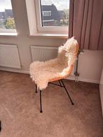 Rotan stoel met schapenvacht, zwart metalen onderstel, Ophalen, Gebruikt, Zwart, Metaal