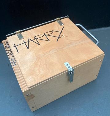 Prototype eettafelkist met onderzetters beschikbaar voor biedingen