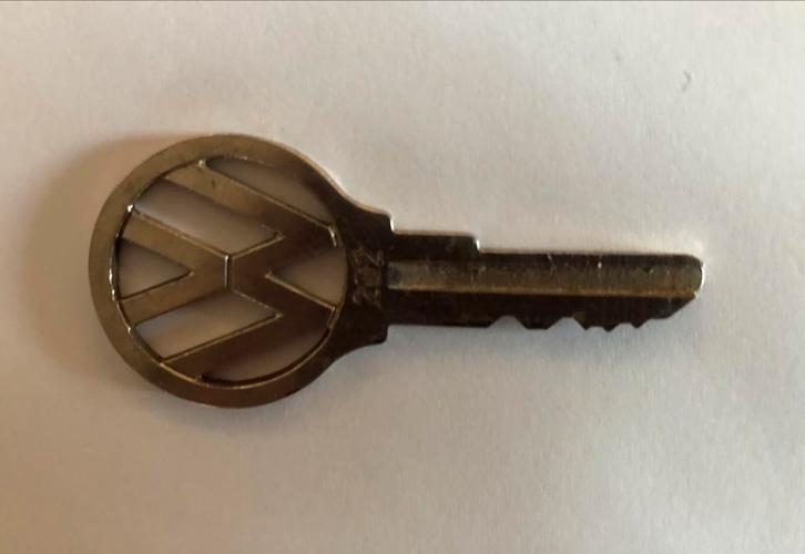 Volkswagen Sleutel - Klassiek VW Logo leuk Valentijnscadeau., Verzamelen, Sleutelhangers, Gebruikt, Merk, Ophalen of Verzenden