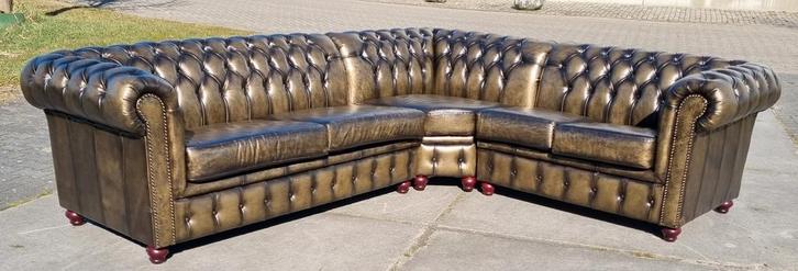 Showroommodel Chesterfield hoekbank antiek goud + BEZORGING, Huis en Inrichting, Banken | Complete zithoeken, Zo goed als nieuw