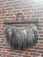 Antiek wollen kleed/wanddecoratie op houten frame met beslag, Ophalen of Verzenden