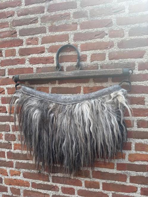 Antiek wollen kleed/wanddecoratie op houten frame met beslag, Antiek en Kunst, Antiek | Kleden en Textiel, Ophalen of Verzenden