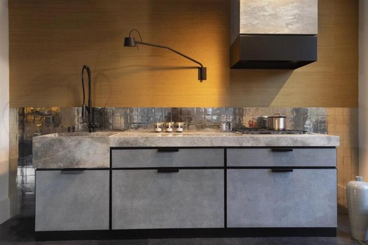 Excusieve showroom keuken van marmer leer en staal, Huis en Inrichting, Keuken | Complete keukens, Nieuw, Enkelwandige keuken