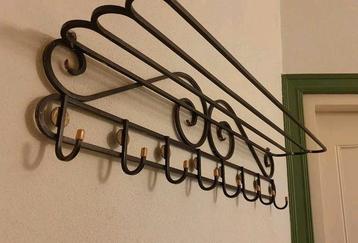 Vintage jaren 50 zwart ijzeren kapstok beschikbaar voor biedingen