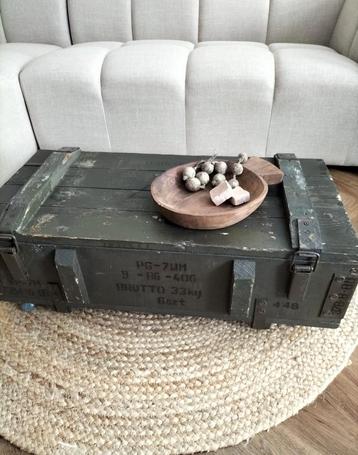 Stoere legerkist/ salontafel op wielen beschikbaar voor biedingen