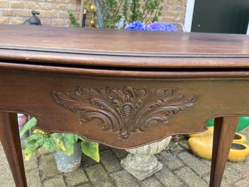 Antieke speeltafel beschikbaar voor biedingen