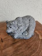 Stenen beeldje van een beer met een vis, Ophalen