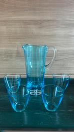 Blauwe waterkan met 4 bijpassende glazen Bormioli Italy set:, Verzamelen, Ophalen of Verzenden, Zo goed als nieuw, Overige typen