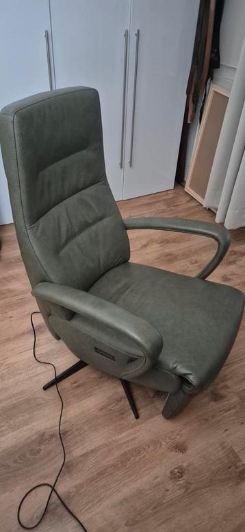 Elektrisch verstelbare sta op relax fauteuil, groen leer. beschikbaar voor biedingen