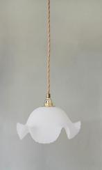 vintage frosted glazen hanglamp in. Florale gegolfde vorm., Gebruikt, Vintage, antiek, Ophalen of Verzenden, Glas