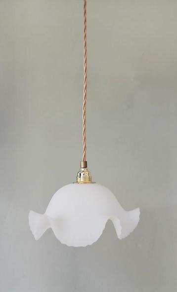 vintage frosted glazen hanglamp in. Florale gegolfde vorm.  beschikbaar voor biedingen