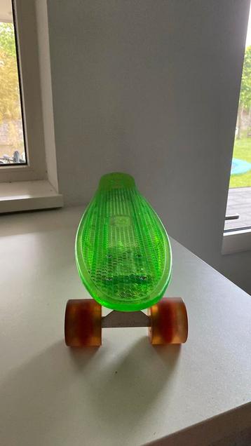 Groene skateboard met lichtjes in de wielen beschikbaar voor biedingen