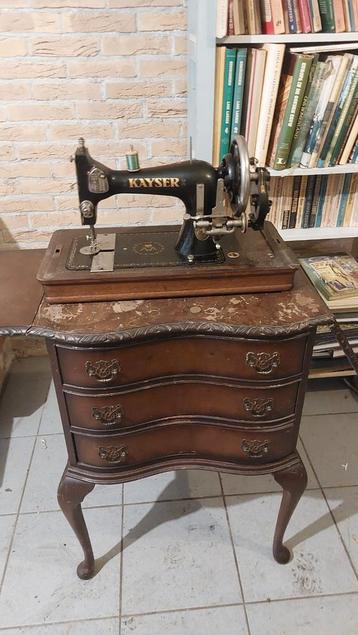 Antieke kayser handnaaimachine met naaitafel  beschikbaar voor biedingen