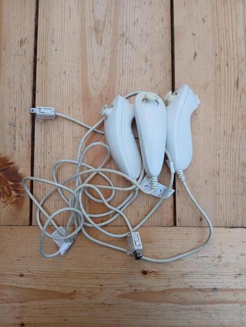 Wii nunchucks beschikbaar voor biedingen