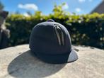 Nieuwe cap premiere, Dieren en Toebehoren, Paardrijkleding, Ophalen of Verzenden, Zo goed als nieuw, Dressuur, Cap