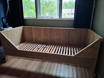 Steigerhout bed beschikbaar voor biedingen