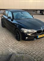 Mooie BMW 1-Serie 116I 100KW 5DR Aut8 2013 Zwart, Auto's, BMW, 4 cilinders, Zwart, 1200 kg, 650 kg